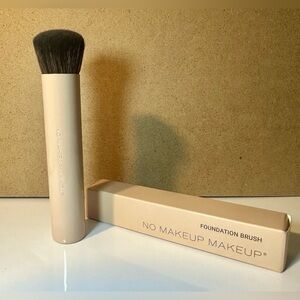No Makeup Makeup Foundation Brush
(NEW IN BOX)